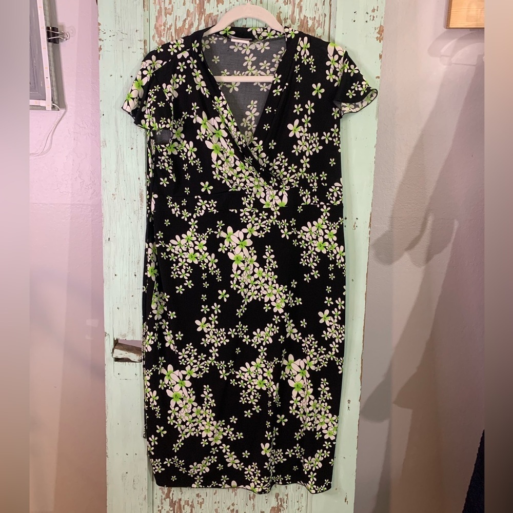 Women’s Iannella black and green floral midi short sleeve dress